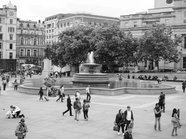 Ludzie na Trafalgar Square w Londynie czarno-białe — Zdjęcie stockowe