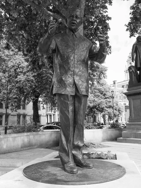 Statua Mandela a Londra in bianco e nero — Foto Stock