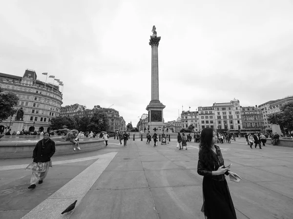 Personer på Trafalgar Square i London svart och vitt — Stockfoto