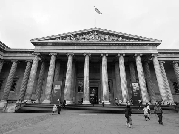 Turistas en el Museo Británico de Londres en blanco y negro — Foto de Stock