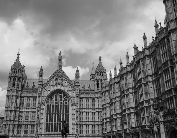Westminsterský palác v Londýně černé a bílé — Stock fotografie