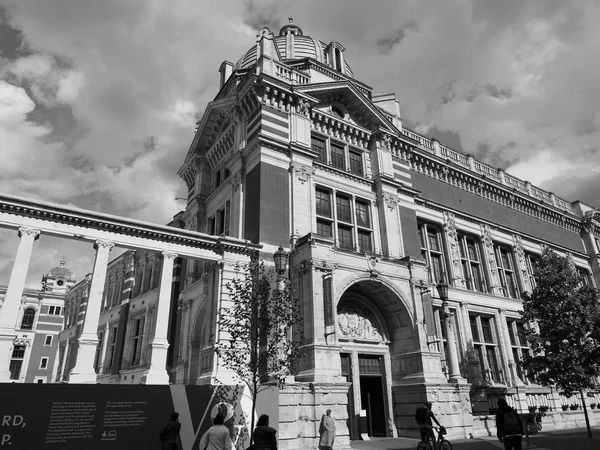 Victoria a Albert Museum v Londýně černé a bílé — Stock fotografie
