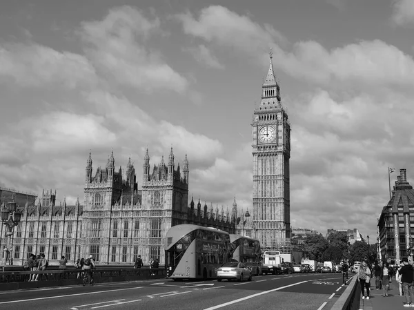 Chambres du Parlement à Londres noir et blanc — Photo