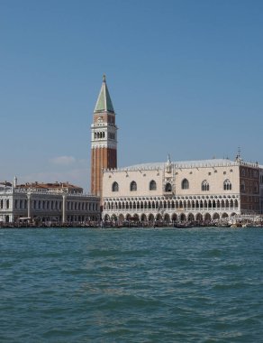 St Mark Meydanı fron Venedik'te San Marco Havzası gördüm