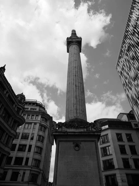 Památník v Londýně černé a bílé — Stock fotografie