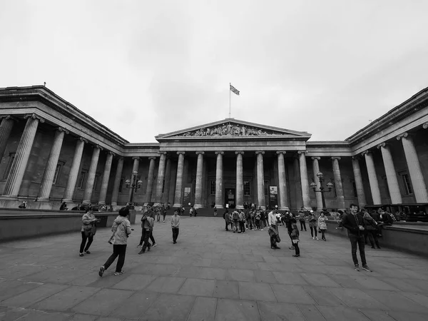 Touristen im britischen Museum in London schwarz auf weiß — Stockfoto