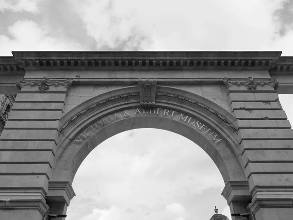 Victoria and Albert Museum en Londres en blanco y negro — Foto de Stock