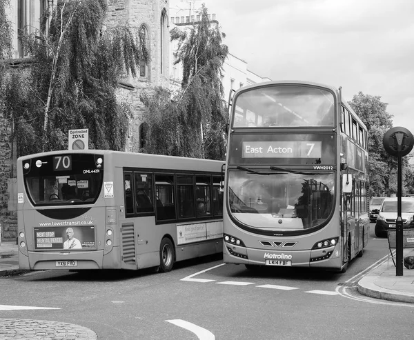 Bus rosso a Londra bianco e nero — Foto Stock