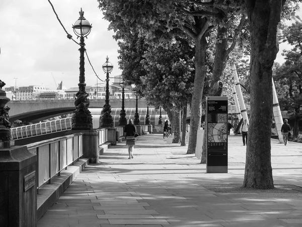 Rio Tâmisa em Londres preto e branco — Fotografia de Stock