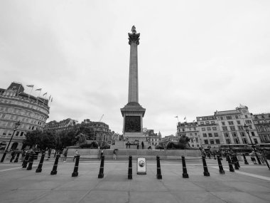 Trafalgar Meydanı'nda insanlar Londra siyah ve beyaz