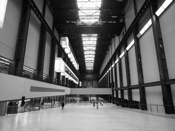 Tate Modern Turbine Hall in London black and white — Stock Photo, Image