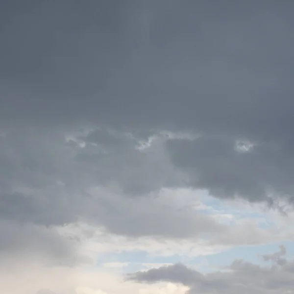 Ciel bleu foncé avec fond nuageux — Photo