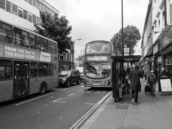 Bus rosso a Londra bianco e nero — Foto Stock