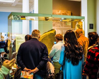 Turistler hdr Londra'da British Museum'da