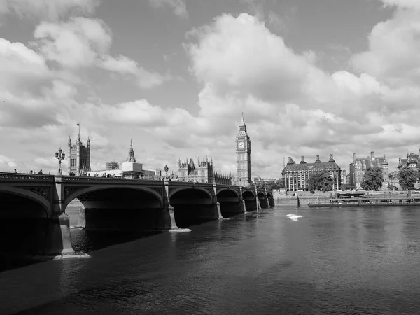 Kamrarna i parlamentet i London svart och vitt — Stockfoto