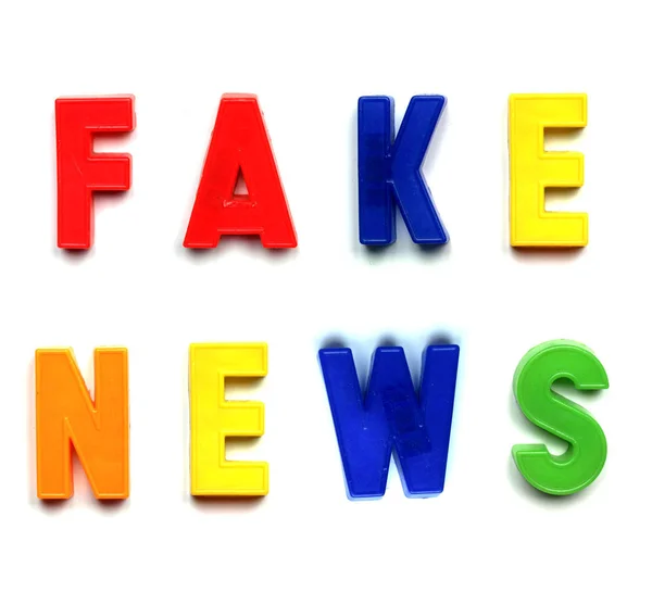 Fake News in Plastikbuchstaben — Stockfoto