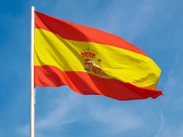 Spanska flaggan av Spanien över blå himmel — Stockfoto