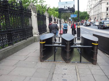 Anti terörizm güvenlik bariyerleri Londra'da