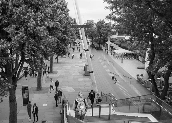 Personer i centrala London svart och vitt — Stockfoto