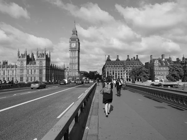 Westminsterský palác v Londýně černé a bílé — Stock fotografie