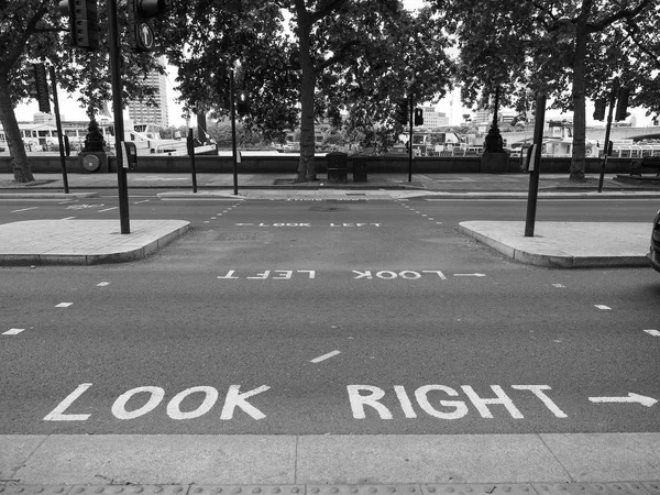 Olhe para a direita, olhe para a esquerda sinal em Londres preto e branco — Fotografia de Stock