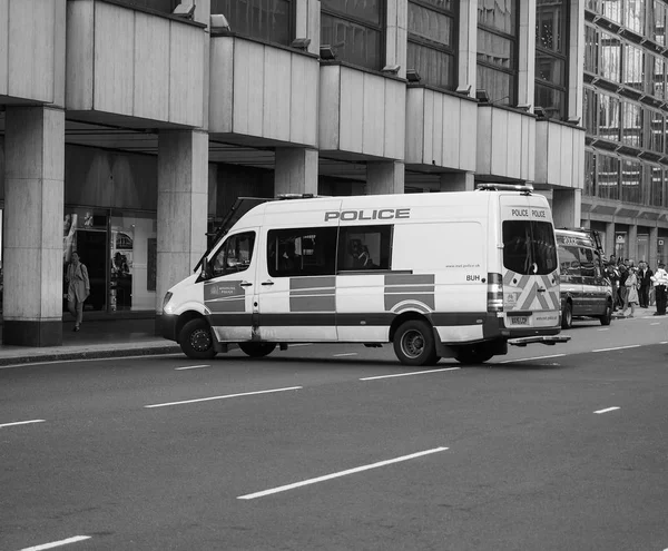 런던 흑인과 백인 경찰 차 — 스톡 사진