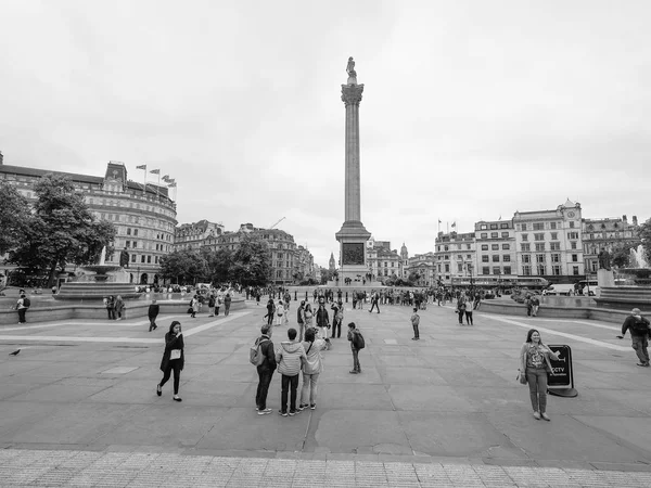 Emberek, a Trafalgar Square, London fekete-fehér — Stock Fotó