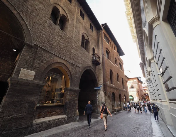 İnsanlar Bologna şehir merkezinde — Stok fotoğraf