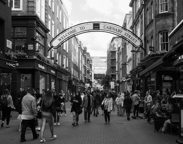 Carnaby Street v Londýně černé a bílé — Stock fotografie