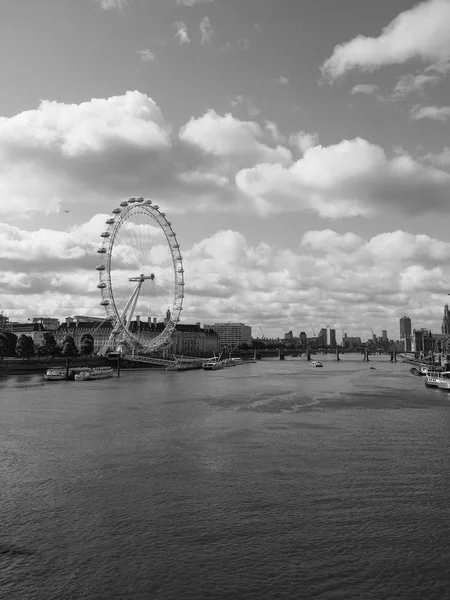 Londýnské oko v Londýně černé a bílé — Stock fotografie