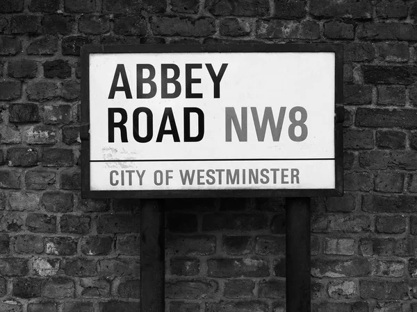 Abbey Road cartello a Londra in bianco e nero — Foto Stock