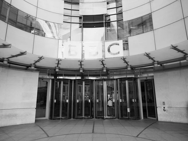 लंदन में बीबीसी ब्रॉडकास्टिंग हाउस काले और सफेद — स्टॉक फ़ोटो, इमेज