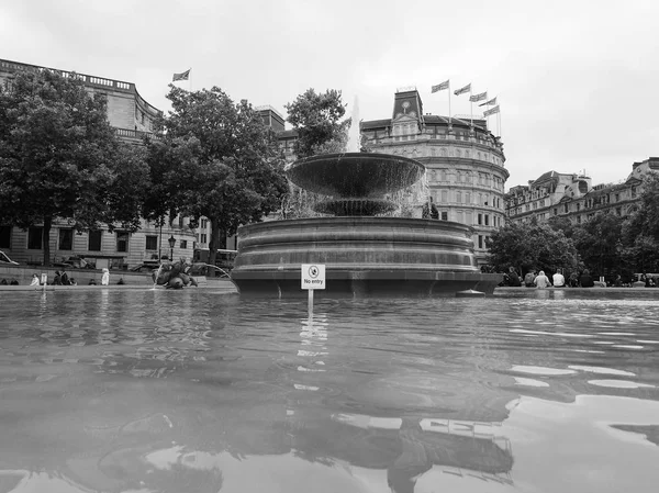 Personnes à Trafalgar Square à Londres noir et blanc — Photo