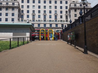 Anti terörizm güvenlik bariyerleri Londra'da