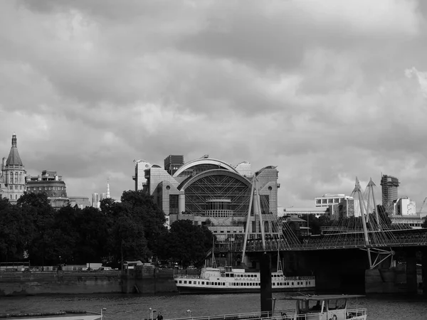 Charing Cross en Londres blanco y negro — Foto de Stock