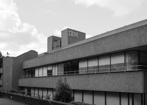 Здание IBM в Лондоне черно-белое — стоковое фото