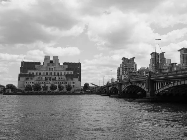 Britischer Geheimdienst in London schwarz auf weiß — Stockfoto