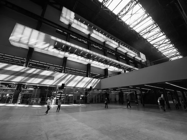 Tate Modern turbinhallen i London svart och vitt — Stockfoto