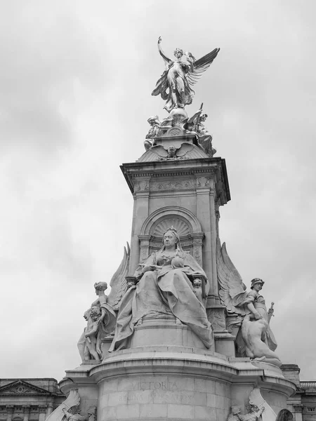 Královna Victoria Memorial v Londýně černé a bílé — Stock fotografie