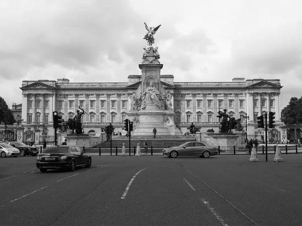 Buckingham Palace à Londres noir et blanc — Photo