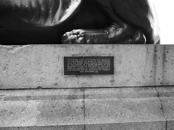 Egyptian sphinx in London black and white — Stock Photo, Image