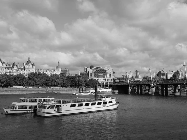 黒と白のロンドンのチャリング ・ クロス — ストック写真