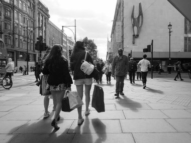 Oxford Street insanlar Londra siyah ve beyaz