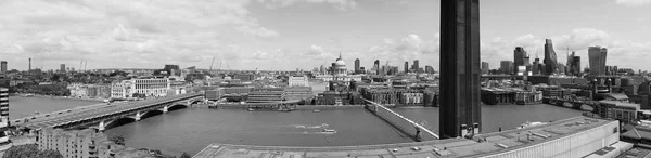 Floden Thames i London svart och vitt — Stockfoto