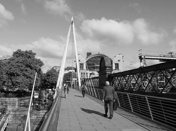 Jubileusz Bridge w Londynie czarno-białe — Zdjęcie stockowe