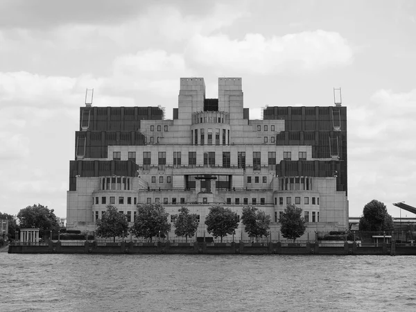 British Secret Service w Londynie czarno-białe — Zdjęcie stockowe
