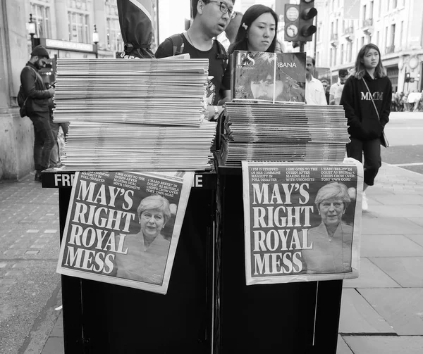 Zeitungen zeigen Theresa May in London schwarz-weiß — Stockfoto