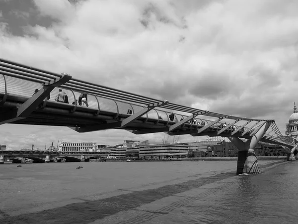Millennium Bridge v Londýně černé a bílé — Stock fotografie
