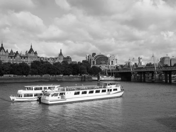 Río Támesis en Londres blanco y negro —  Fotos de Stock