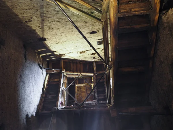 Asinelli toren interieur in Bologna — Stockfoto